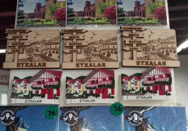 Etxalarko produktuak salgai turismo bulegoan